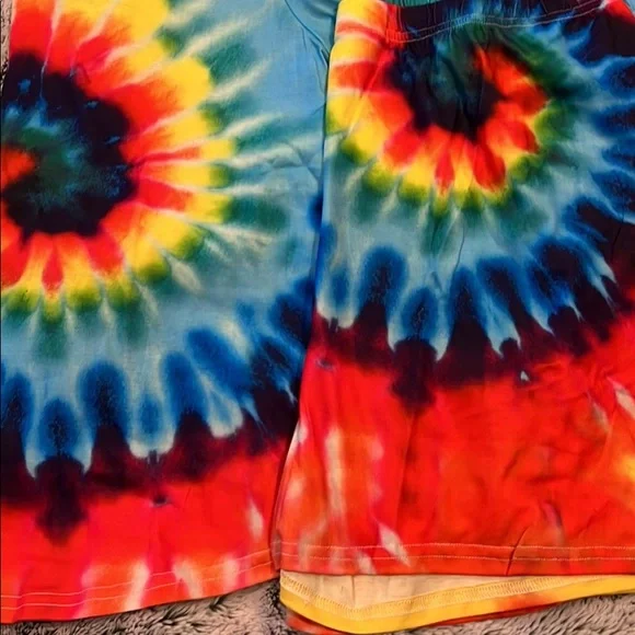 NWOT Women’s Two Piece Shorts and Short Sleeve Shirt Tie Dye Set - Picture 4 of 8